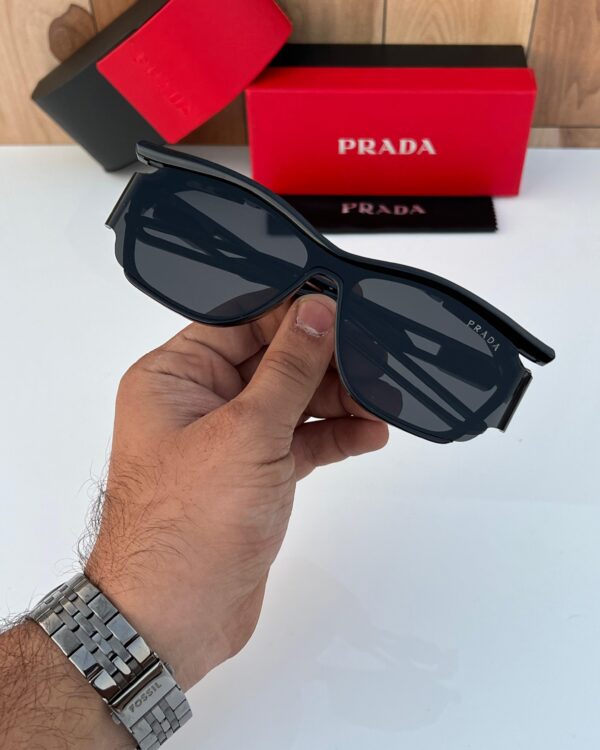 Stylish sunglasses(PR)