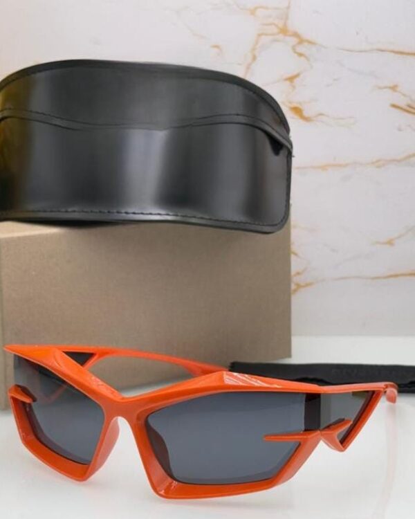 Stylish UV lens sunglasses