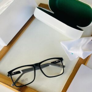 Transparent lens (LT)