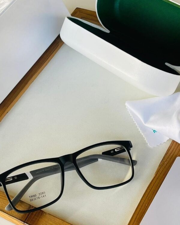 Transparent lens (LT)
